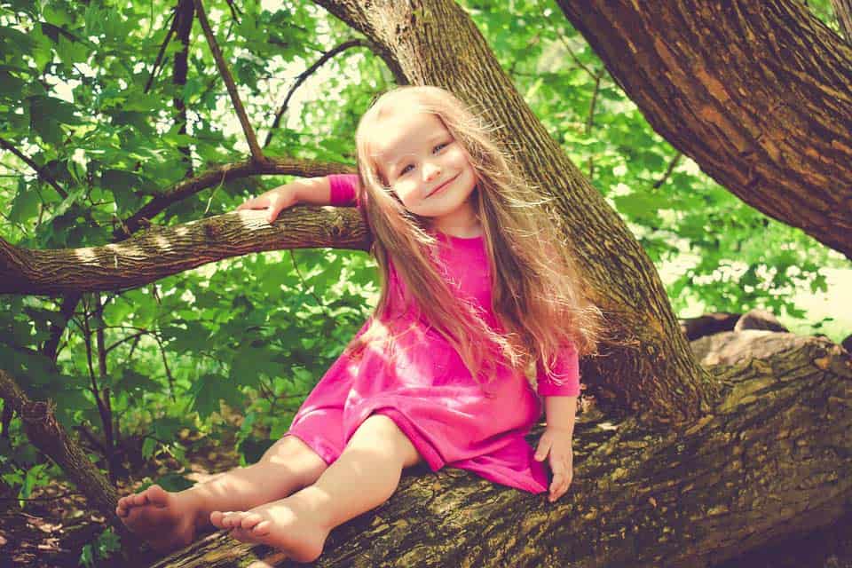 Mädchenin der Natur im Baum