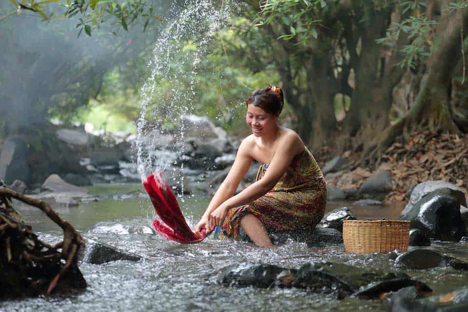 Nachhaltiges Wäschewaschen im Fluss